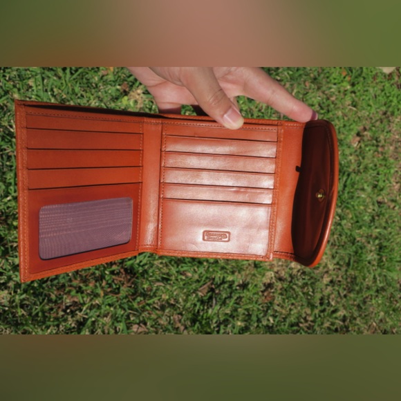90’s Dooney & Bourke British Tan Bi-Fold Wallet – Excellent Condition! - Picture 6 of 7